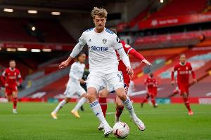 痛骂死敌主帅！利兹联升超庆祝，班福德领喊口号：怀尔德是混蛋